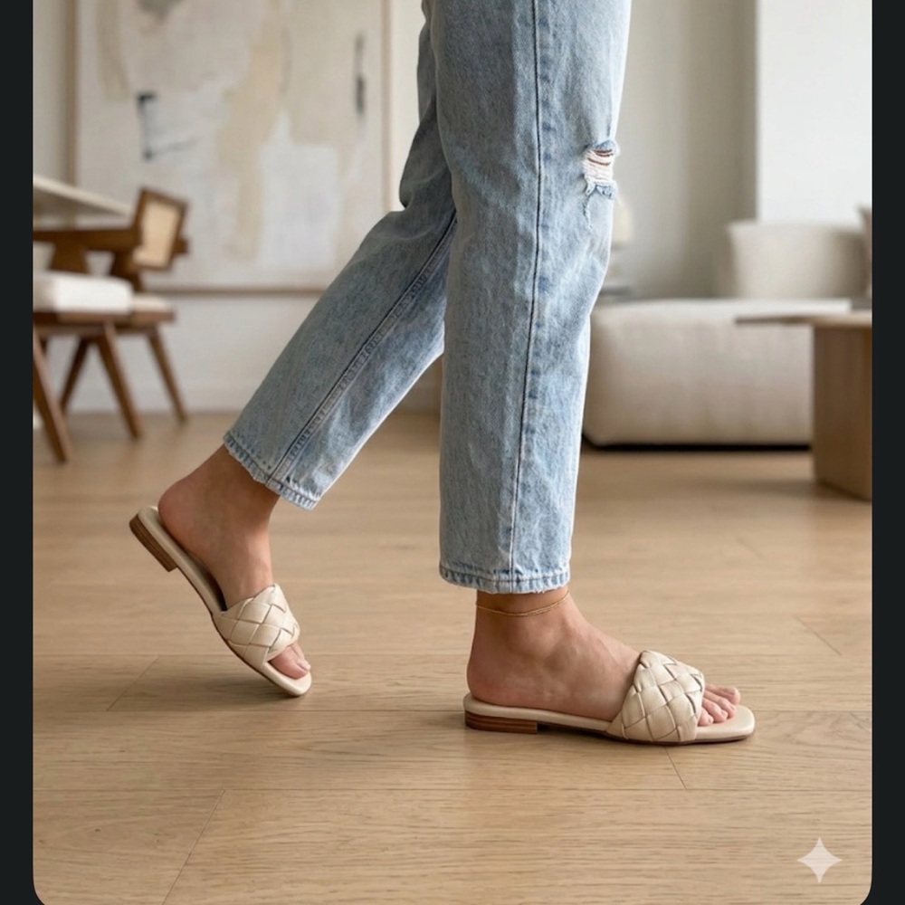 NWOT Chic Cream Women's Sandals